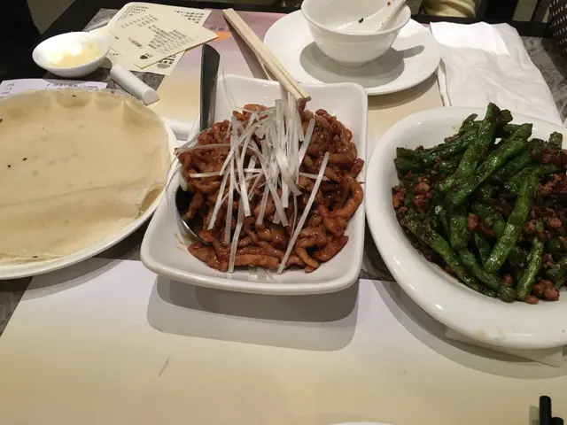 干扁四季豆 及 京醬肉絲配薄餅