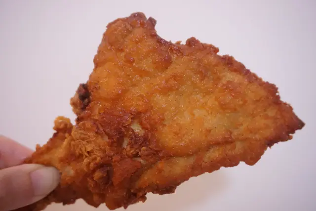 外層炸得香脆,肉質不會太肥膩,香口不辣