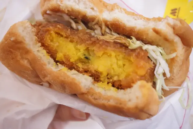 甜甜的南瓜蓉內有不少連皮的南瓜粒增添口感,伴濃甜的豬扒醬同吃更是滋味。