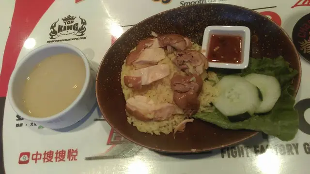 海南雞飯絕對足料肉質有點彈性，雞好嫩滑好新鮮，沒有多一點脂肪， 雞唔少，油飯飯粒分明，口感不錯，雞湯一碗有雞味，果然係招牌好食嘅泰國菜。