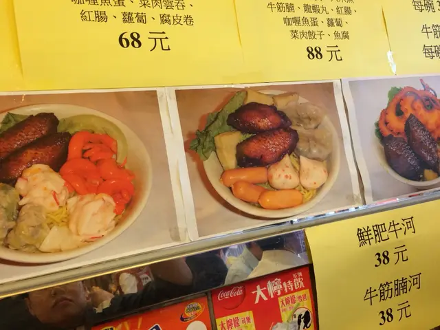 店舖內的食物照片，生腸和八爪魚看似很肥美，但實際很孤寒