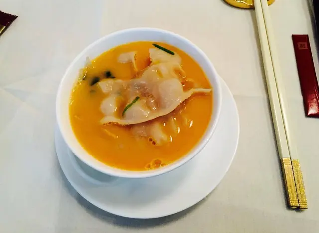龍蝦湯鮮甜濃郁，象拔蚌新鮮爽脆，加上惹味脆口的油炸鬼可謂天作之合