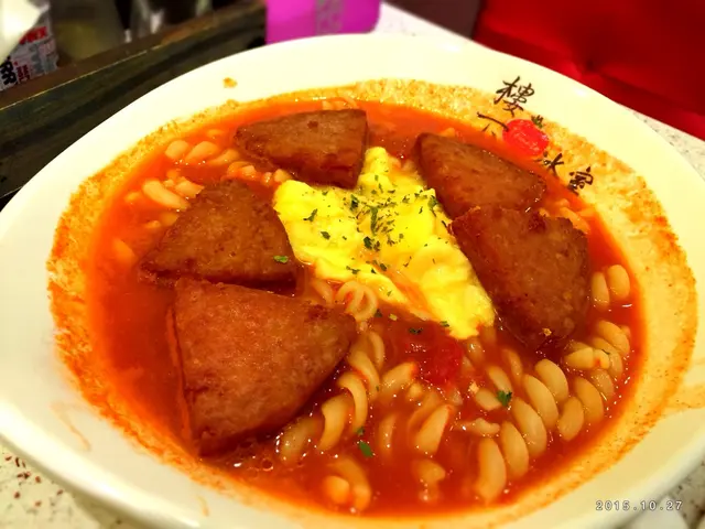 午餐肉番茄濃湯螺絲粉配牛乳炒蛋