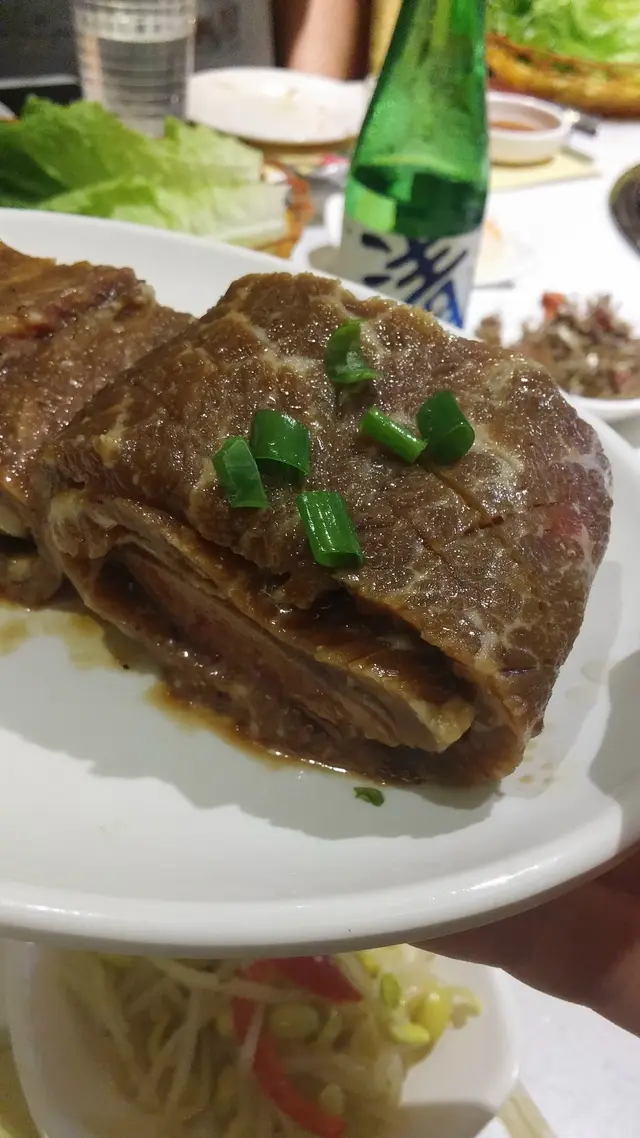 以調好的獨家醃料醃過,就是我們熟悉的帶啡色,肉面界過就更加入味了