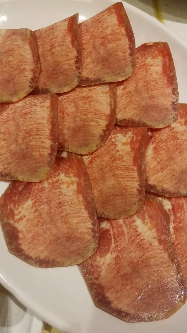 牛舌烤過後未會縮水縮太多,就是邊位捲曲之後的模樣,不離譜