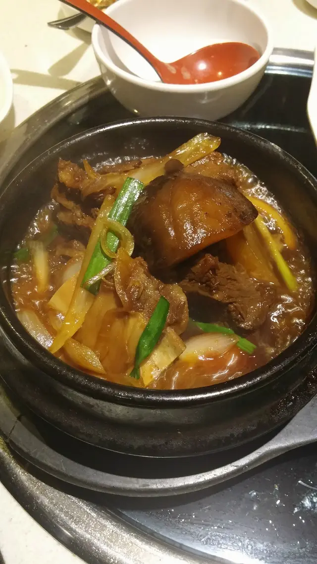 牛肋骨肉大多已燜煮到稔身離骨,牛肉煮熟後多少都會縮水