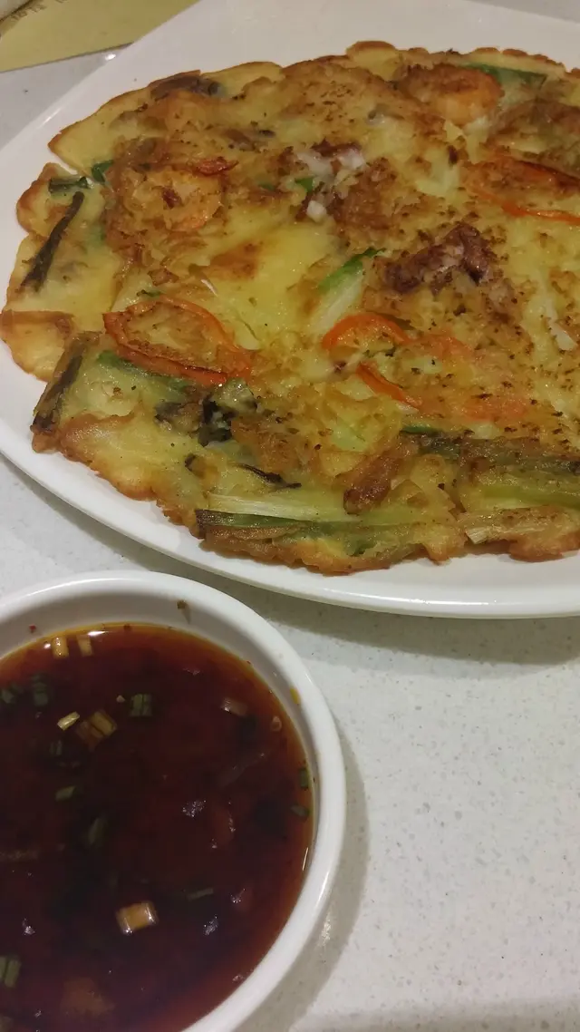 餅皮煎得略為帶焦,尤其是邊位,吃落香脆得很,也不覺太油膩