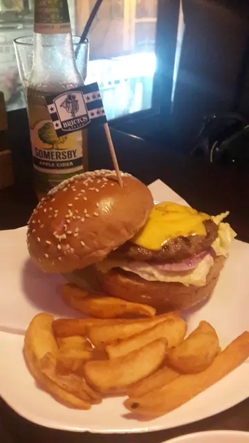 雙芝士牛肉堡配薯條（＄58）