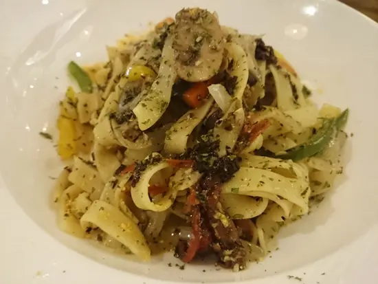 北海道珍寶帶子配墨魚汁意大利麵