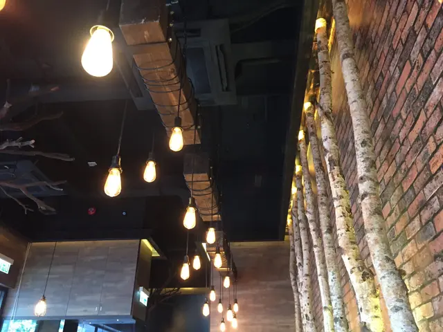 牆上還有一根根的樹幹作裝飾