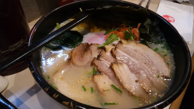 配料主要是叉燒，昆布，飾以小片鳴門卷