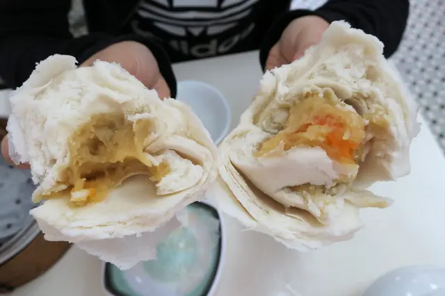 酥皮蛋黃蓮蓉包