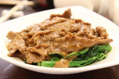 沙爹牛肉炒芥蘭