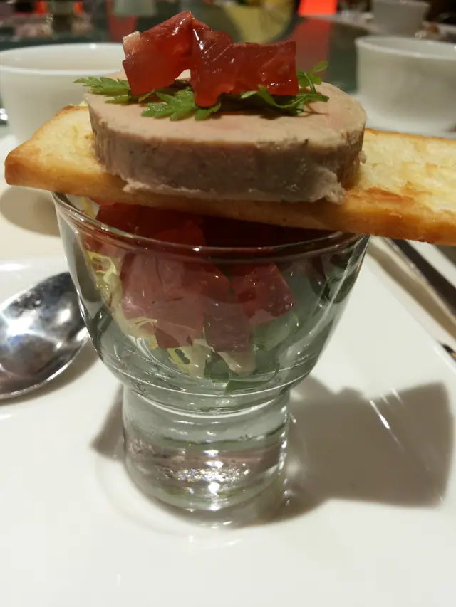 法式鵝肝醬配香檳紅桑子啫喱杯