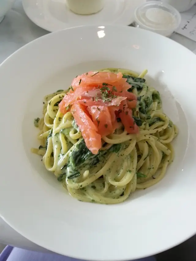 菠菜煙三文魚意粉