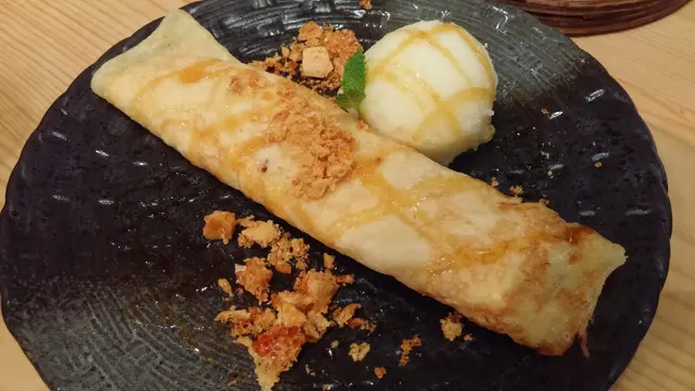 薄身而煙韌的班戟皮味淡,正好襯托柚子忌廉的酸味果香,潤口,但出奇地不膩