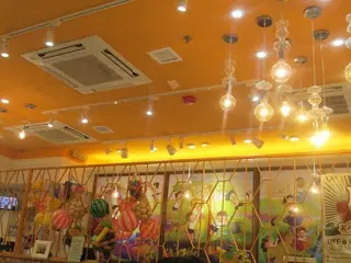 掛了一些懷舊的玩具