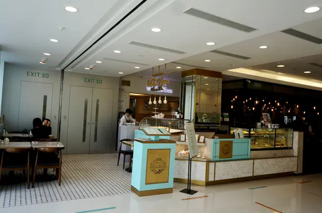 The Royal Touch Bakery Cafe 入口