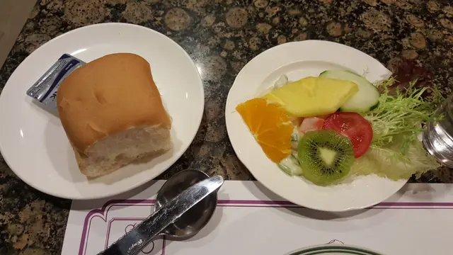 暖暖的麵包及款多的沙律