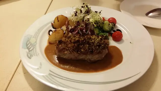 羊肉不羶，肉質細嫩柔軟，油脂分佈均勻。