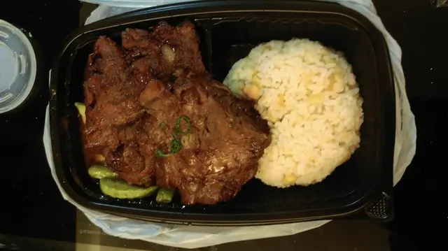 2塊大大塊豬軟骨 仲有野菜 飯入面仲有蛋 正啊喂