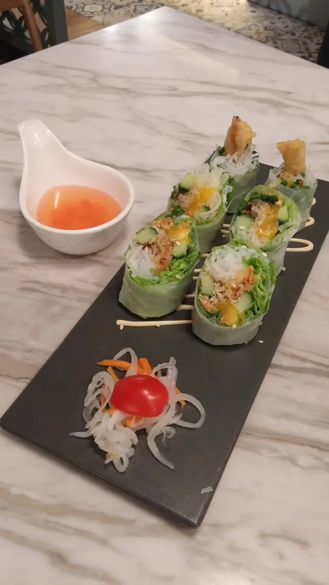 包好的米紙卷切口整齊，妥妥當當整齊擺盤而上，沒有漏料破皮的問題