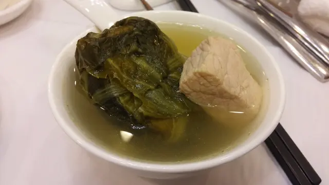 以菜葉包起鱔件,如此浸燉起來,無論是菜葉還是鱔件均變得軟綿嫩身