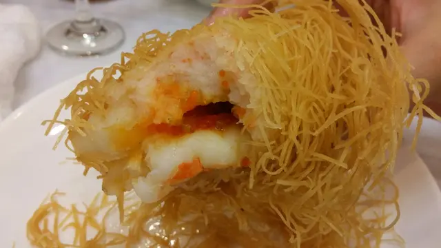 彈牙不淋爛的蝦膠當中有著粒粒蝦籽提味,配上外捲炸脆的麵包絲,香口涮嘴