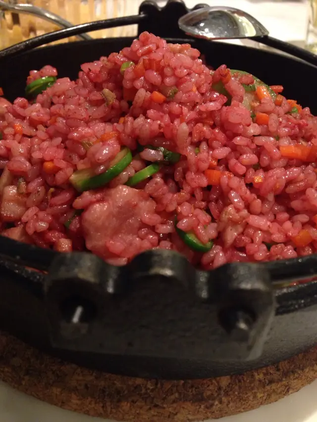 見到d紅色素食落又無乜味, 我哋都有d擔心,  侍應解說係落左紅菜頭炒, 咸魚雖然細粒d, 但咬到同埋味夠香!