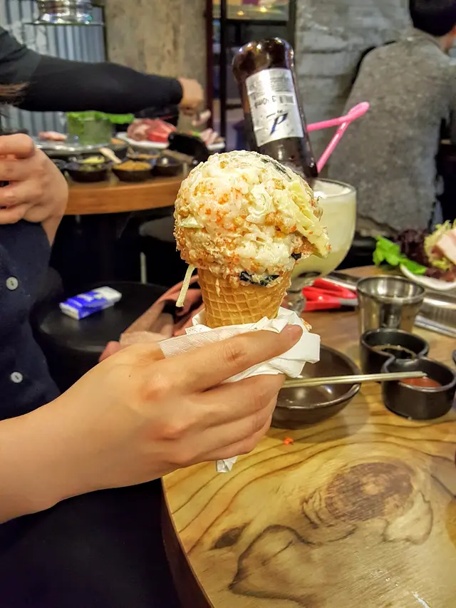 吃之前，先要帶上手套，用手輕輕攪拌碗中的材料，之後再加入附上的雪糕筒，變成一個飯團雪糕，又可以吃又可以玩，十分有趣。味道方面，蟹子，美乃滋，青瓜絲，飯，加上香脆粒，的確＜脆卜卜＞，飯團加雪糕的概念