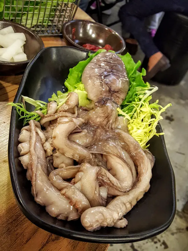 八爪魚是他們的時間限定，八爪魚差不多有半個人高，看來十分新鮮，味道亦不錯。建議八爪魚要多燒長一點點時間，直到看下去表面乾一點，八爪魚味道會更加濃縮，加上燒烤味，這才是好味道。