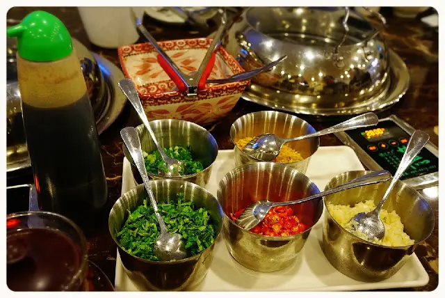 亦如傳統打邊爐店, 提供蒜蓉, 醬油, 辣椒和蔥花, 讓食客自行調製。