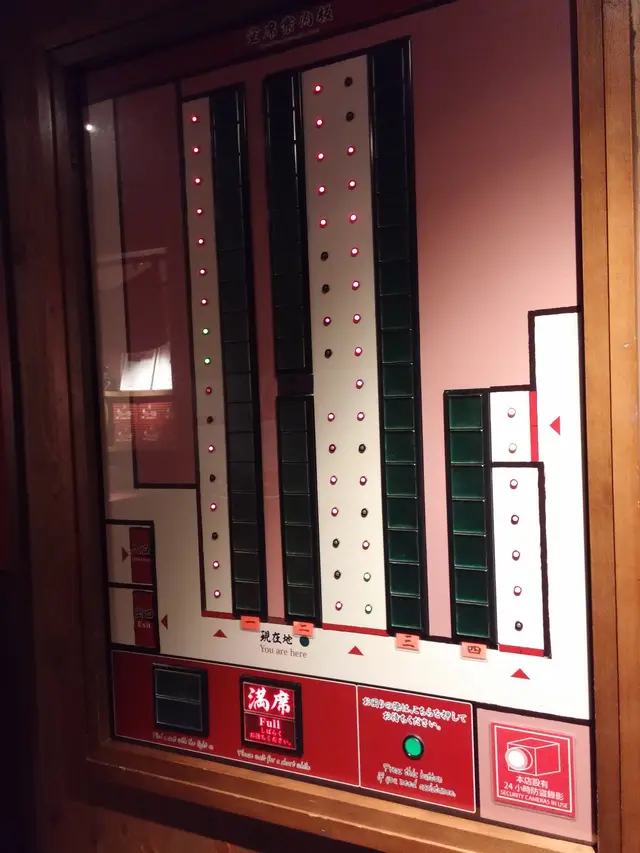 座位情況牌,多數食客都用唔著