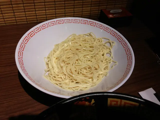 如果要加麵底就另上,自己倒入本身個碗啦