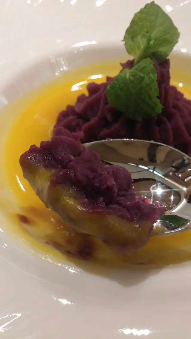 南瓜忌廉作底,事先調好,比較稀身如醬汁,但自然清潤的甜意不減