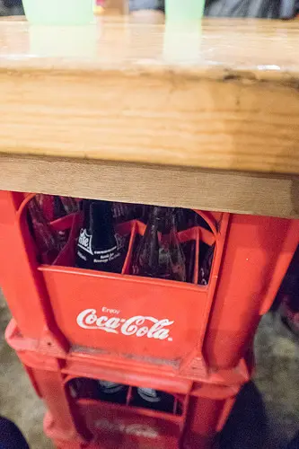 椅子是用汽水箱蓋成