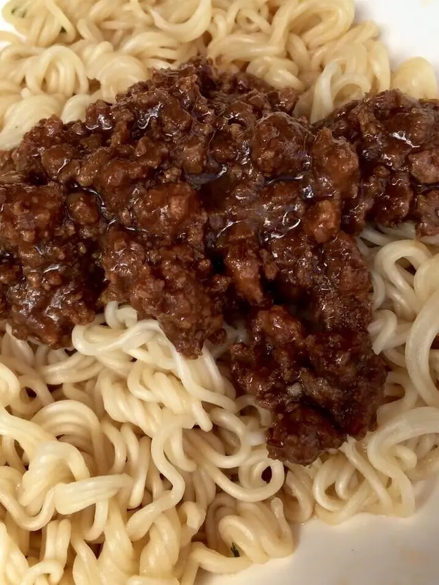 太陽蛋腸仔雲南肉醬撈出前一丁