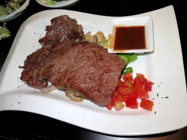 燒西冷牛扒配紅酒汁