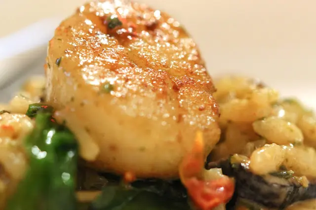 底面煎至焦糖色，吃下脆脆帶焦香，內裏滑嫩鮮味，煎煮時間控制得剛剛好