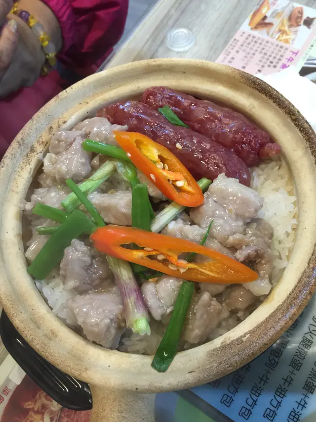 晚餐：相當有水準嘅煲仔飯，呢個係其中一款但佢呢度嘅煲仔飯最精華係------特別調製嘅個豉油！正！