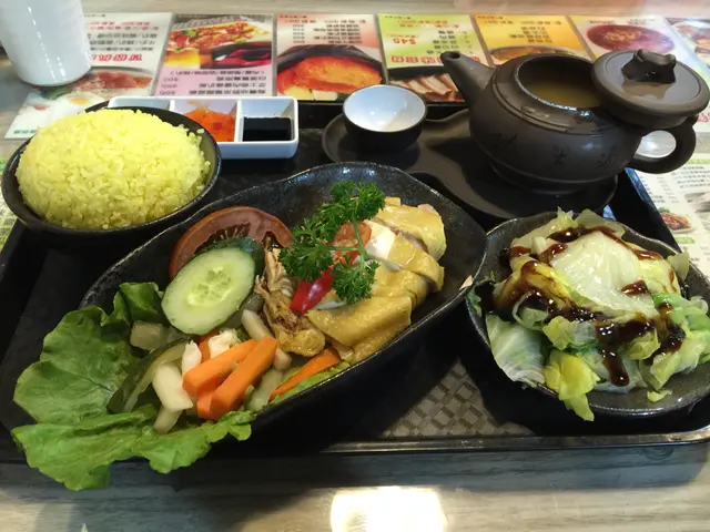 睇個賣相就已知有「功夫」。其實呢餐嘅「功夫」，係指個湯，可能有人覺得用功夫茶壺裝湯，再倒落功夫茶杯仔度，每次一啖，咁鬼姿整，不過我個人好鐘意，起碼啲湯可以保溫，而且個湯好堅料，非一般例水可比，係要用功夫杯嚟細細品嚐。