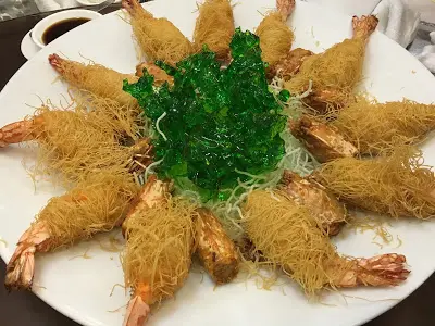 蝦膠中還帶有蝦籽粒粒, 一口咬下去, 從外皮的脆絲, 至內層的蝦膠、蝦肉、蝦籽, 極具口感和層次。