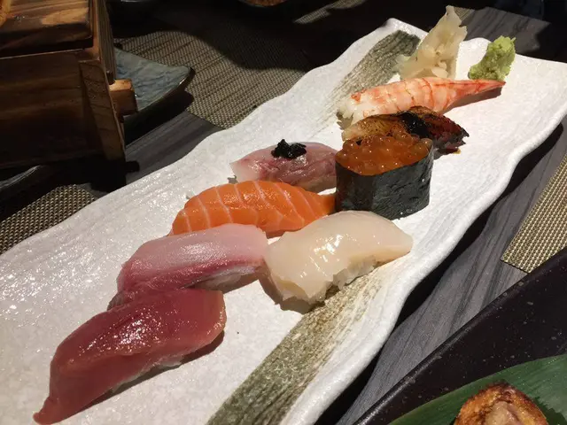 吞拿魚、三文魚、帆立貝、油甘魚、池魚、鰻魚、熟花竹蝦、三文魚籽