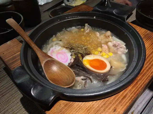 花膠幾多, 配入味的素翅雞絲, 烏冬過彈牙, 蛋也糖心...這味料理骨膠原十足, 岩女士養顏