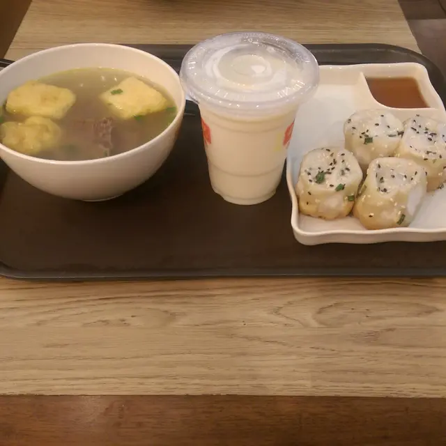 生煎包4隻、清湯牛肉粉絲及豆漿