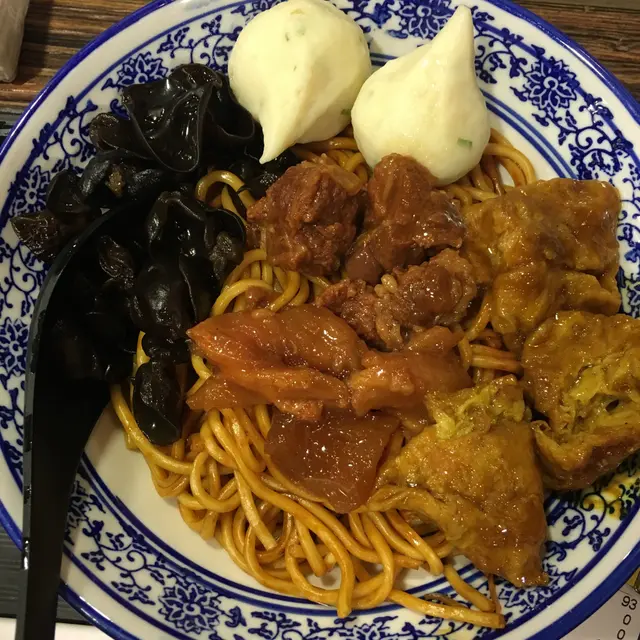 牛筋腩，木耳，咖哩麵筋，蟹籽丸，乾撈油麵