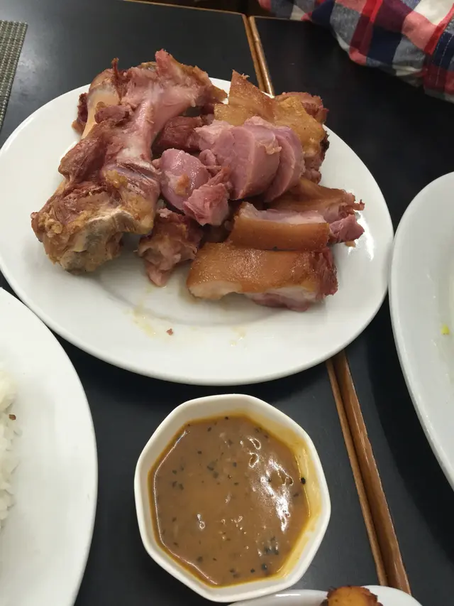 個汁無咩特別，同普通黑椒汁差不多，但個豬手要贊下。唔肥脷咬口不錯