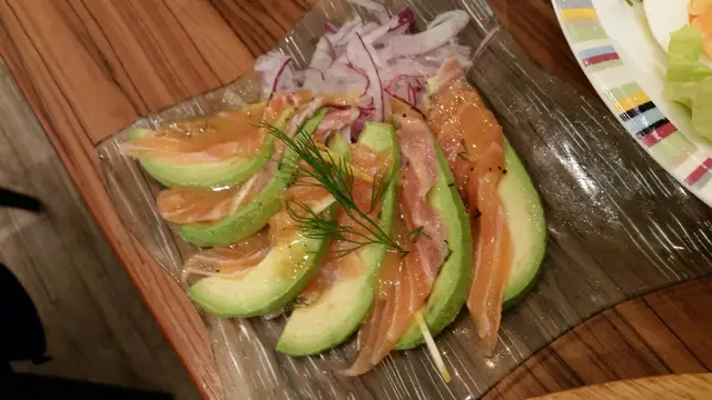 自家製意大利風薄切鮭魚牛油果
