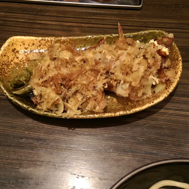 餃子先上,熱騰騰的。皮脆香口,放入口中,一咬,濃郁的肉汁溢出。