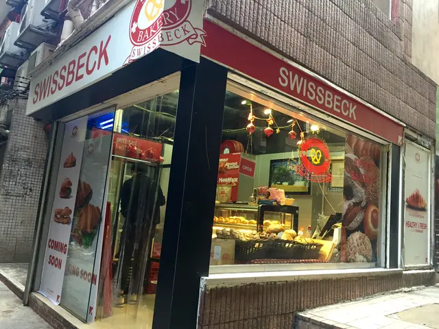 小店位於斜路的角落